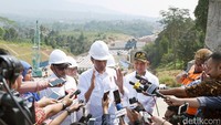 Sementara untuk Seksi 2, Jokowi mengatakan akan langsung dikerjakan tahun depan guna memecah kemacetan yang kerap terjadi di wilayah Bogor hingga Sukabumi yang sudah semakin parah sekali.