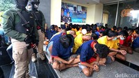 Penampakan puluhan preman yang tejaring operasi cipta kondisi yang dilakukan polisi serentak di seluruh wilayah di DKI Jakarta.