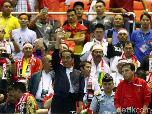 Presiden Jokowi kembali menarik perhatian anak muda karena gaya busana yang dikenakannya saat menonton pertandingan semifinal piala AFF 2016, 3 Desember 2016. Jaket bomber hitam yang dikenakannya jadi perbincangan netizen. Ada yang memuji penampilan Jokowi hingga bertanya merek jaket tersebut, hingga selebtweet ikut memamerkan penampilannya memakai jaket serupa Jokowi. Foto: Rachman Haryanto