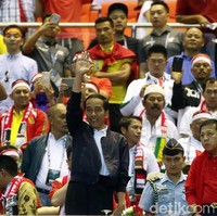 Presiden Jokowi kembali menarik perhatian anak muda karena gaya busana yang dikenakannya saat menonton pertandingan semifinal piala AFF 2016, 3 Desember 2016. Jaket bomber hitam yang dikenakannya jadi perbincangan netizen. Ada yang memuji penampilan Jokowi hingga bertanya merek jaket tersebut, hingga selebtweet ikut memamerkan penampilannya memakai jaket serupa Jokowi. Foto: Rachman Haryanto