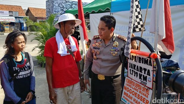 Bapak dan Anak Ini Mudik Naik Ontel dari Depok Menuju Purbalingga