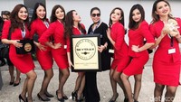 Para pramugari berpose dengan penghargaan yang diterima dari Skytrax. 