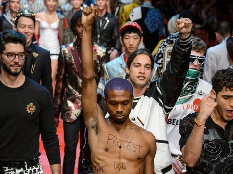 Dukung Trump, Dolce & Gabbana Diprotes Modelnya Sendiri di Catwalk