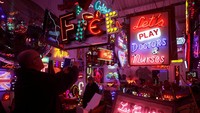 Selain selfie, pengunjung juga bisa memotret karya seni dari neon sesuka hati (Russel Boyce/ REUTERS)