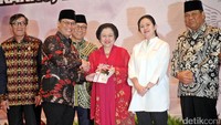 Ahmad Basarah menyerahkan buku berjudul Bung Karno, Islam, dan Pancasila kepada Megawati dengan disaksikan Yasonna Laoly, Zulkifli Hasan, Puan Maharani, dan Arief Hidayat.