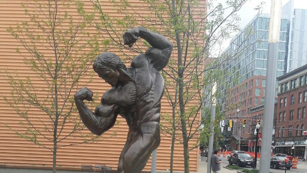 Foto: Patung Arnold Schwarzenegger yang Berotot