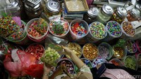 Kue-kue coklat jadi incaran pembeli.