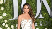 Model sekaligus istri penyanyi John Legend, Chrissy Teigen tak bisa berhenti menyantap ikan sea bass Eropa (branzino) bumbu bawang putih. Sehari ia bisa makan sajian ini hingg dua kali. Foto: Getty Images