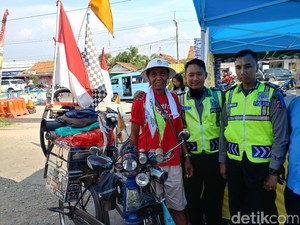 Bapak dan Anak Ini Mudik Naik Ontel dari Depok Menuju Purbalingga
