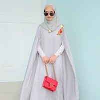 Gaya hijab pastel lainnya yang bisa menjadi inspirasi Lebaran datang dari selebgram Rizki Amelia atau biasa disapa Iymel. Penerapan kaftan biru cerah tampak simpel dan anggun. Foto: Instagram