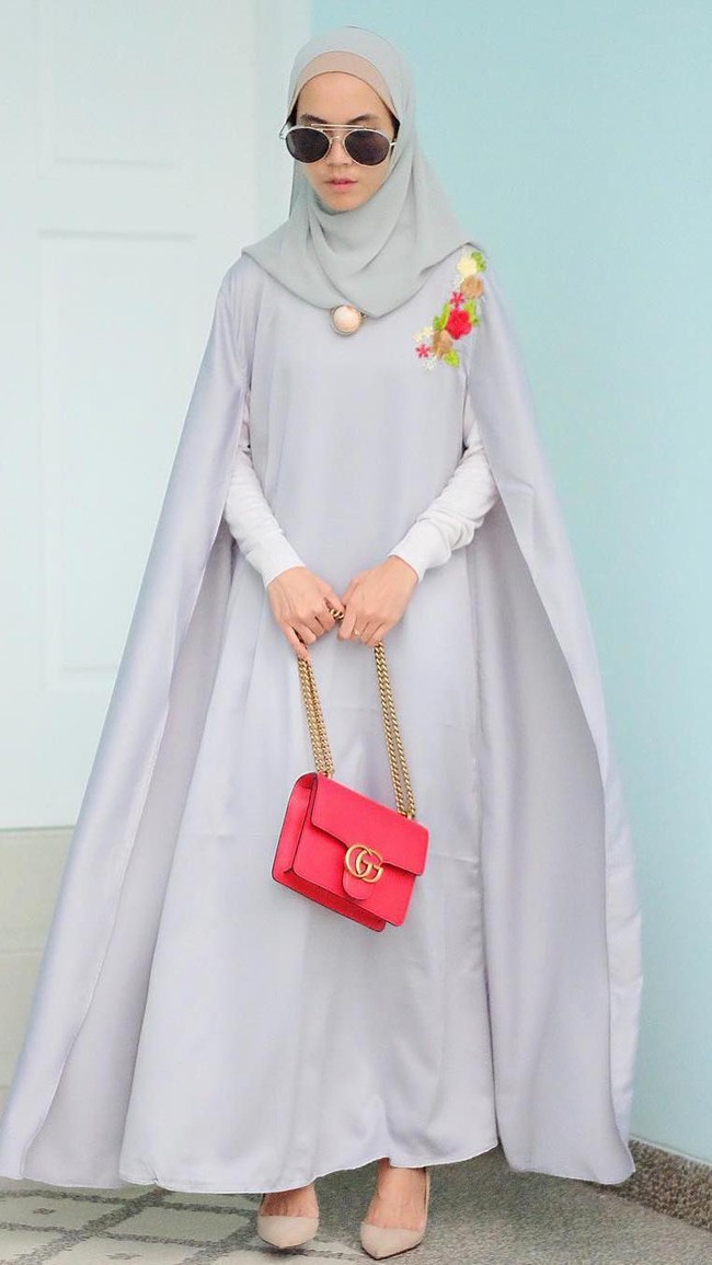 Gaya hijab pastel lainnya yang bisa menjadi inspirasi Lebaran datang dari selebgram Rizki Amelia atau biasa disapa Iymel. Penerapan kaftan biru cerah tampak simpel dan anggun. Foto: Instagram