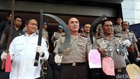 Kapolda Metro Jaya Irjen M Iriawan bersama Kabidhumas Polda Metro Jaya Kombes Pol Raden Prabowo Argo saat menunjukkan sejumlah barang bukti kepada wartawan.