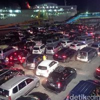 Antrean Mobil Padati Dermaga di Pelabuhan Merak
