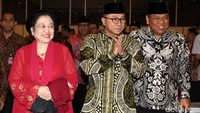Megawati didampingi Ketua MPR Zulkifli Hasan dan Ketua MK Arief Hidayat memasuki ruang acara haul Bung Karno.