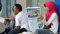 Ada yang memilih membaca koran sampai bus yang akan mengantar ke kampung halaman siap berangkat.