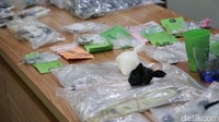 Sejumlah barang bukti yang berhasil diamankan polisi.