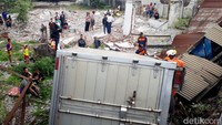 Salah satu pemilik kios, Ahmad Kodir (89), luka ringan dalam peristiwa ini. Pool/Wisma Putra.