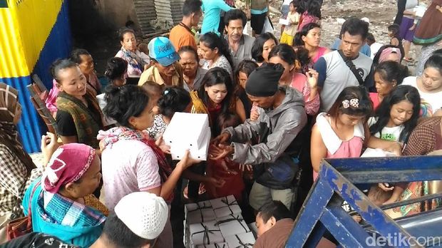 Buka puasa korban gusuran di kolong tol Kalijodo / 