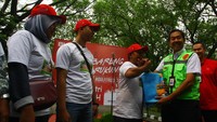 Direktur Angkasa Pura II Muhammad Awaludin (kanan) bersama Direktur Keuangan Andra Y. Agussalam (ketiga kanan) dan Direktur Utama Perum DAMRI Sarmadi Usman  (kedua kanan) memberikan simbolis bingkisan kepada para peserta mudik gratis. Foto: dok. AP II