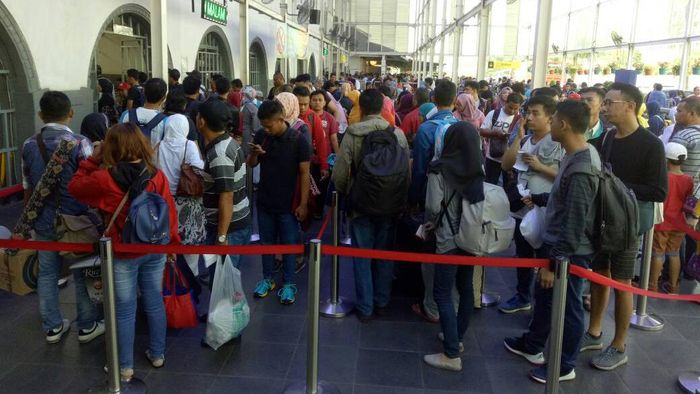Calon penumpang antre di stasiun.Foto: Dok, KAI DAOP I Calon penumpang antre di stasiun.Foto: Dok, KAI DAOP I