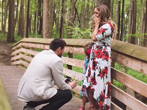 Menikah, Pria Ini Buat Lamaran Romantis untuk Anak Kekasihnya