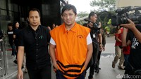 Dalam kasus ini, Fahd menjadi tersangka karena diduga menerima duit Rp 3,4 miliar diduga imbalan dalam pemulusan proyek pengadaan tersebut. Ketua DPP Golkar Bidang Pemuda dan Olahraga itu ditahan pada hari Jumat (28/4) setelah diperiksa penyidik KPK.