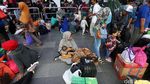 Pemudik Padati Stasiun Pasar Senen