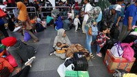 Pemudik memadati Stasiun Pasar Senen di H-3 Lebaran.