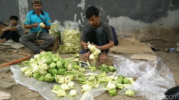 Pedagang ketupat dadakan di Palmerah