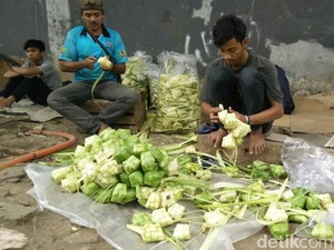 Pedagang Ketupat Dadakan Raup Omzet Rp 5 Juta dalam 3 Hari