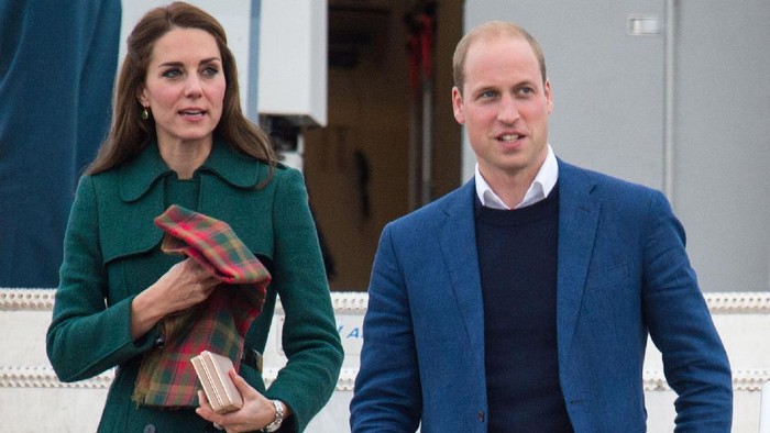 VICTORIA, BC - SEPTEMBER 24:  Catherine, Duchess of Cambridge and Prince William, Duke of Cambridge attend the Official Welcome Ceremony for the Royal Tour at the British Columbia Legislature on September 24, 2016 in Victoria, Canada.  Prince William, Duke of Cambridge, Catherine, Duchess of Cambridge, Prince George and Princess Charlotte are visiting Canada as part of an eight day visit to the country taking in areas such as Bella Bella, Whitehorse and Kelowna.  (Photo by Chris Jackson/Getty Images)