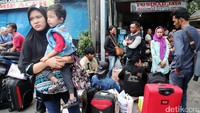 Pemudik menunggu kedatangan bus.