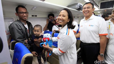 Menteri Rini Lepas Mudik Bareng BNI Naik Kereta Api