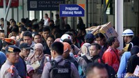 Pada arus mudik tahun ini, penumpang kereta api yang naik dari Stasiun Pasar Senen mencapai 26.000 orang per hari.