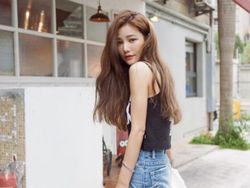 Masih Cantik Seperti ABG, Tebak Usia Wanita Ini?