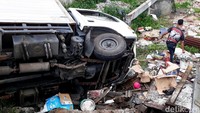 Penampakan mobil boks usai menyeruduk dua kios yang berada dipinggir jalan. Pool/Wisma Putra.