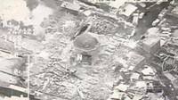 Dalam foto udara yang disebarkan oleh kantor media militer Irak, terlihat bahwa bangunan masjid dan sang Al-Hadba yang tersohor telah rata dengan tanah dan hanya tinggal reruntuhan di tengah rumah-rumah warga di kawasan Old City, Mosul. Iraqi Military Handout/via Reuters TV.