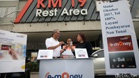 Pada musim libur Idul Fitri tahun ini, Bank Mandiri menempatkan dua unit ATM Link di Rest Area KM 19 dan 39 ruas tol Jakarta-Cikampek pada 18-28 Juni 2017 untuk memberikan layanan tarik tunai, penjualan dan top up kartu e-Money, serta penukaran uang kecil emisi terbaru.