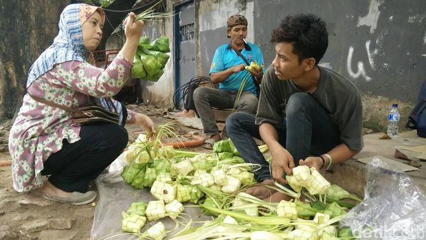 Pedagang ketupat dadakan di Palmerah