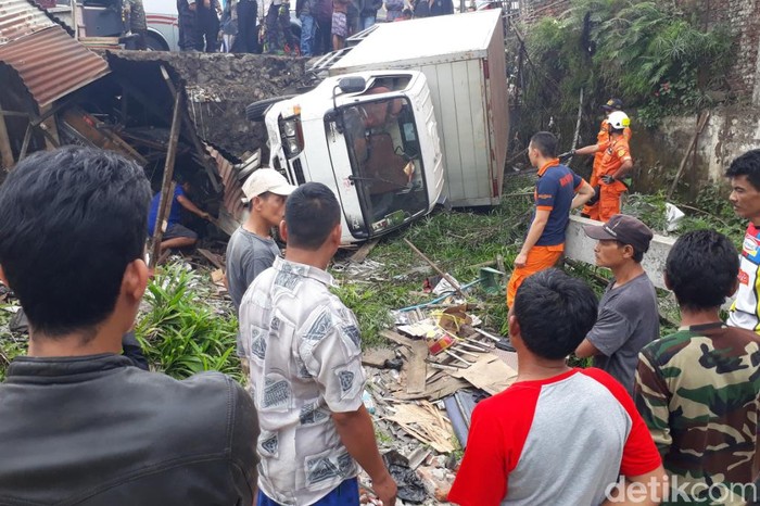 Mobil Seruduk Kios di Jalur Mudik Cileunyi, 1 Orang Terluka