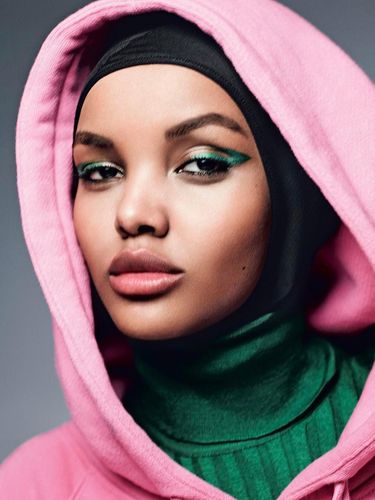 Halima Aden Kembali Cetak Sejarah Jadi Hijabers Pertama 