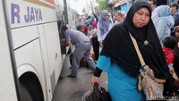 Para pemudik terus berdatangan ke terminal bayangan yang berada di Pasar Minggu tersebut.