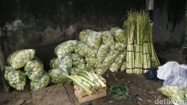 Pedagang ketupat dadakan di Palmerah