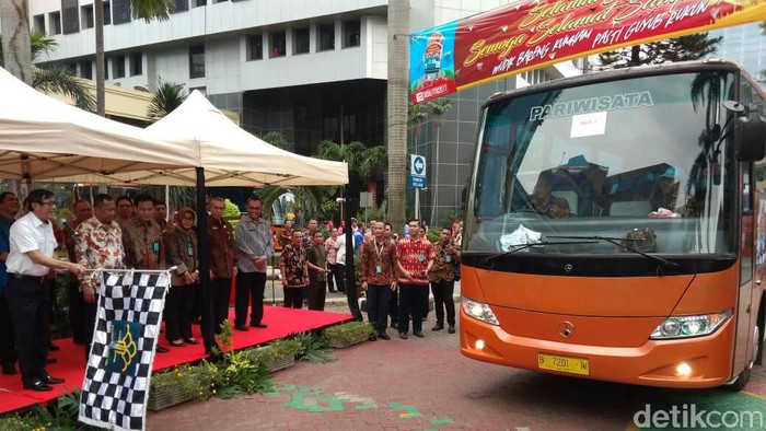 Yasonna Laoly Lepas Peserta Mudik Gratis Pegawai Kemenkum