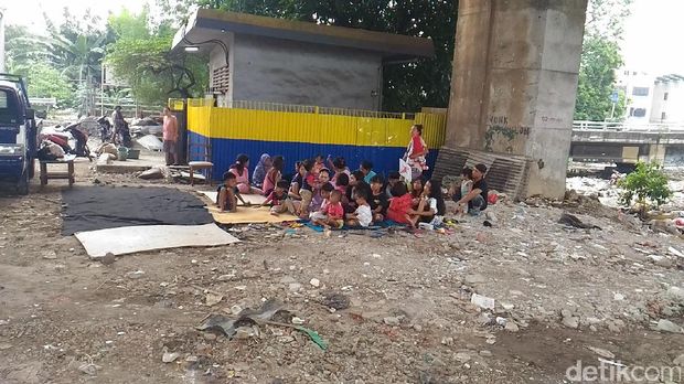 Buka puasa korban gusuran di kolong tol Kalijodo / 