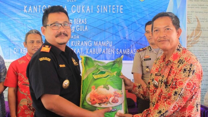 Gula dan Beras Ilegal Hasil Sitaan Dibagikan ke Masyarakat