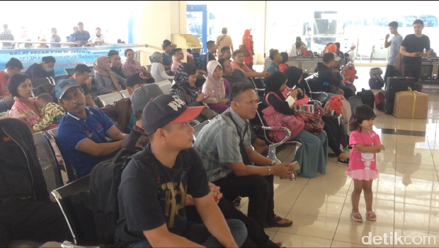 Ribuan pemudik mulai memadati Terminal Pulo Gebang, Jakarta Timur memasuki H-3 Lebaran, Kamis (22/6/2017)