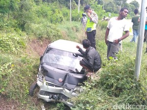 Mobil Travel Ringsek Masuk Parit di Pantura Situbondo