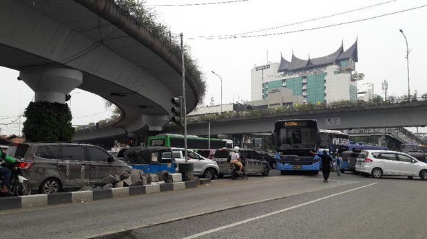 Pengendara dari arah Jatinegara menuju Matraman, bahkan sebaliknya arah Salemba menuju Matraman tidak mau mengalah.