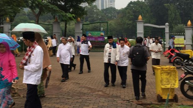 Beberapa PNS meninggalkan Monas dan kembali ke Balai Kota.